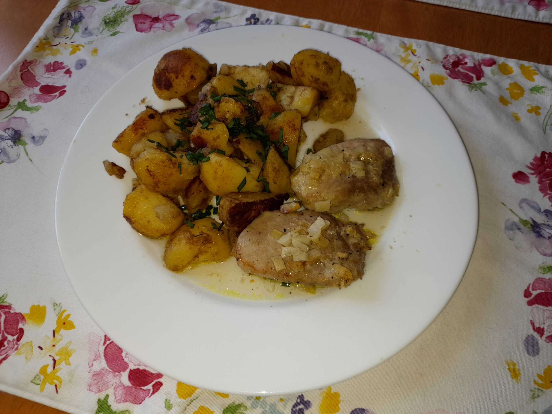 nedělní oběd 'Vepřové medailonky na česneku s zázvoru s opečenými brambory'